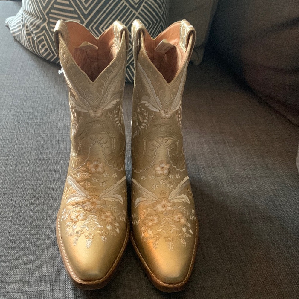 Gold Embroidered Dingo Boots!  Only worn twice!